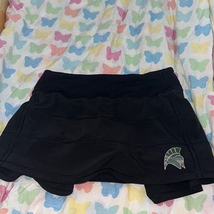 This is the Pace rival mid rise skirt! Size 6